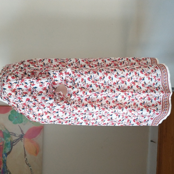 Max Studio short flutter sleeve v-neck blouse red cream blue floral  size M - Picture 4 of 7